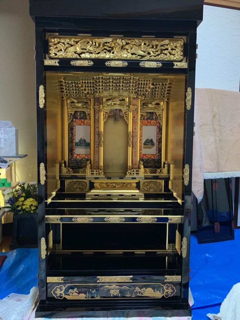 仏壇引っ越し、移動する前に扉や装飾を分解している