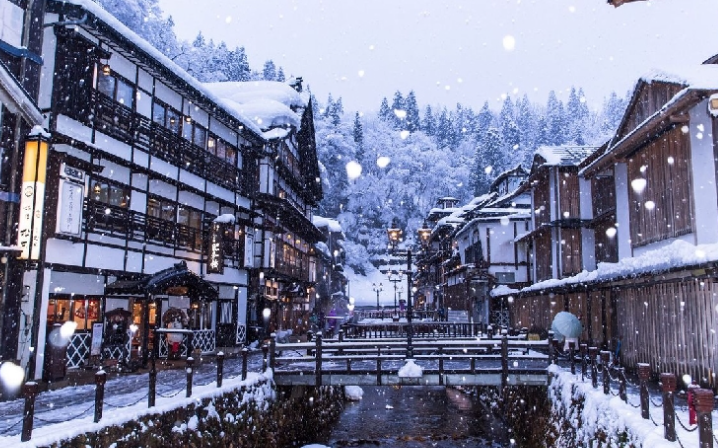 山形の仏壇引越しの移動中に見えた銀山温泉