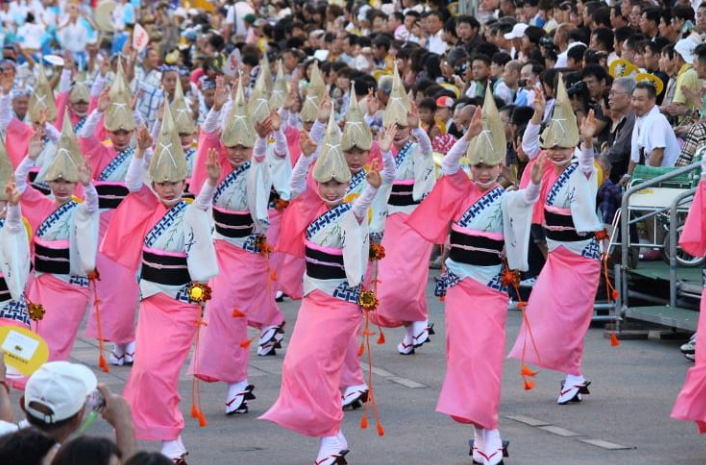徳島の仏壇引越しの移動中に見えた阿波踊り