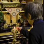 仏壇の引っ越し・移動が終わり仏壇に手を合わせるご家族