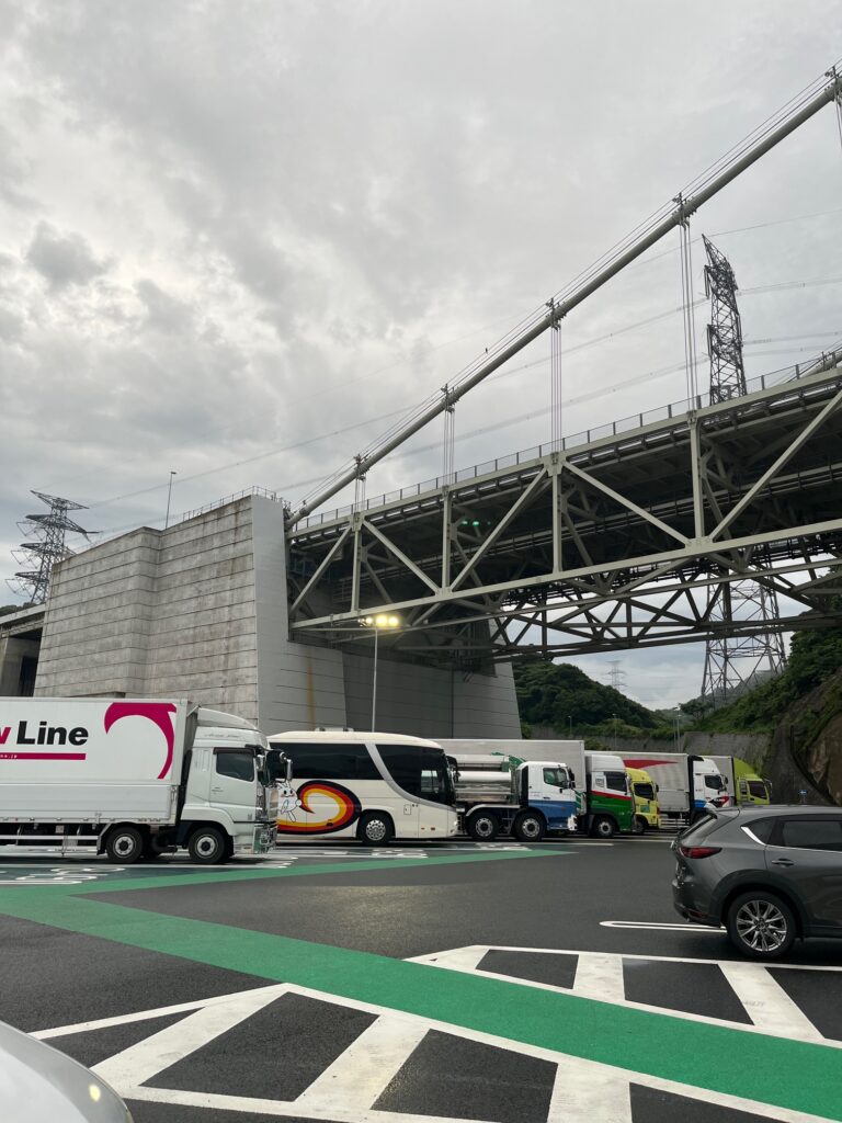 仏壇引越し・移動で福岡県中間市のお客様宅へ向かう最中に立ち寄った、壇之浦パーキングエリアから見る関門橋