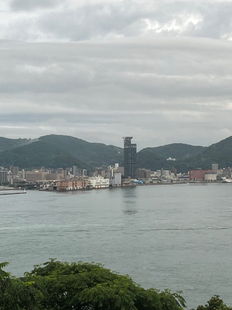 福岡県北九州市門司区の門司港レトロハイマートタワーが見えます。