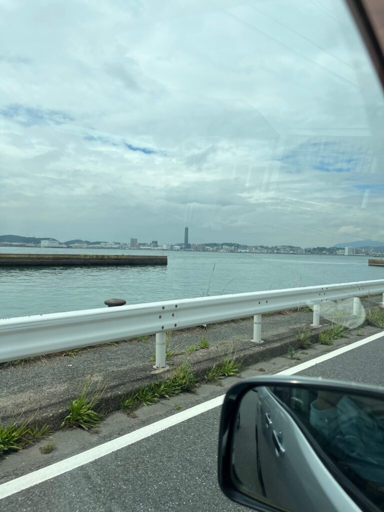 仏壇引越し・移動の帰りに門司区の国道を走っていると海を挟んだ先に見えた山口県下関市豊前田町の海峡ゆめタワー