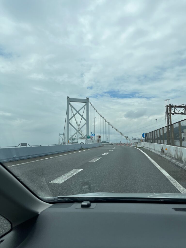 門司インターから高速道路に乗り、関門海峡に架かる関門橋の入口