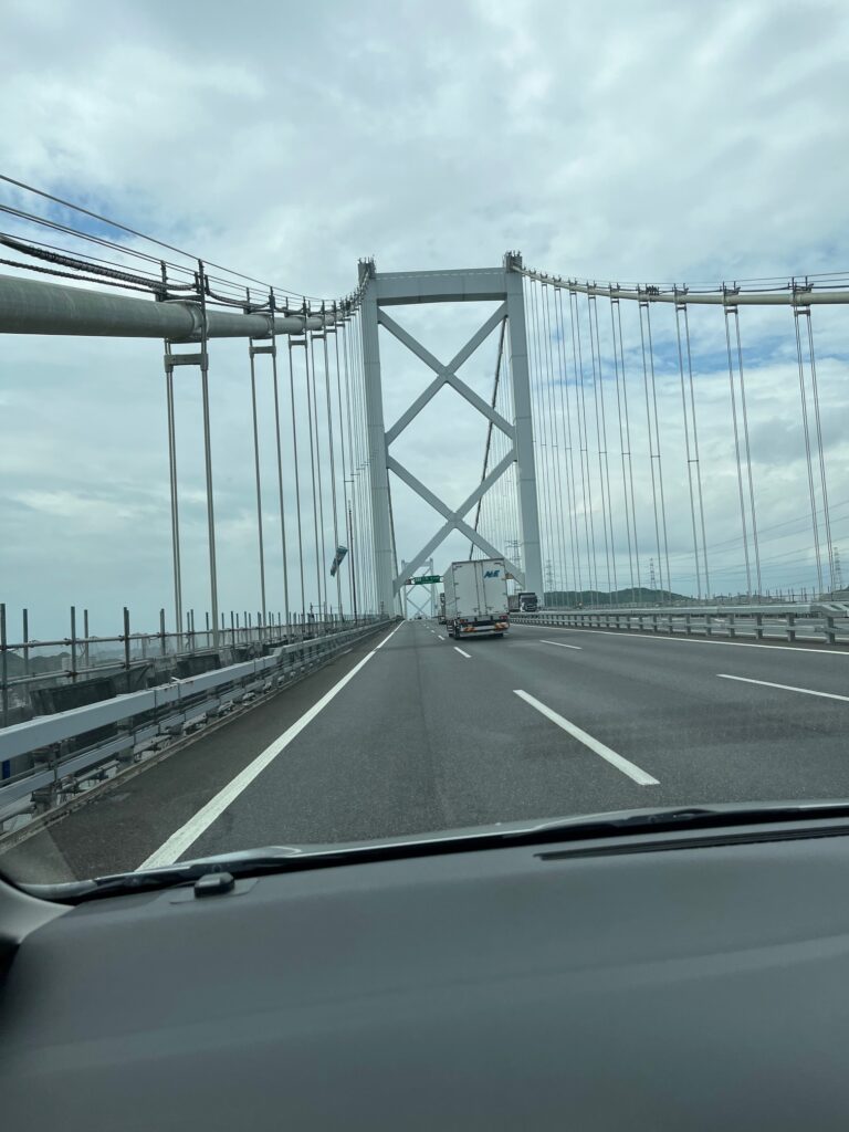 関門海峡に架かる関門橋を安全運転で通過中