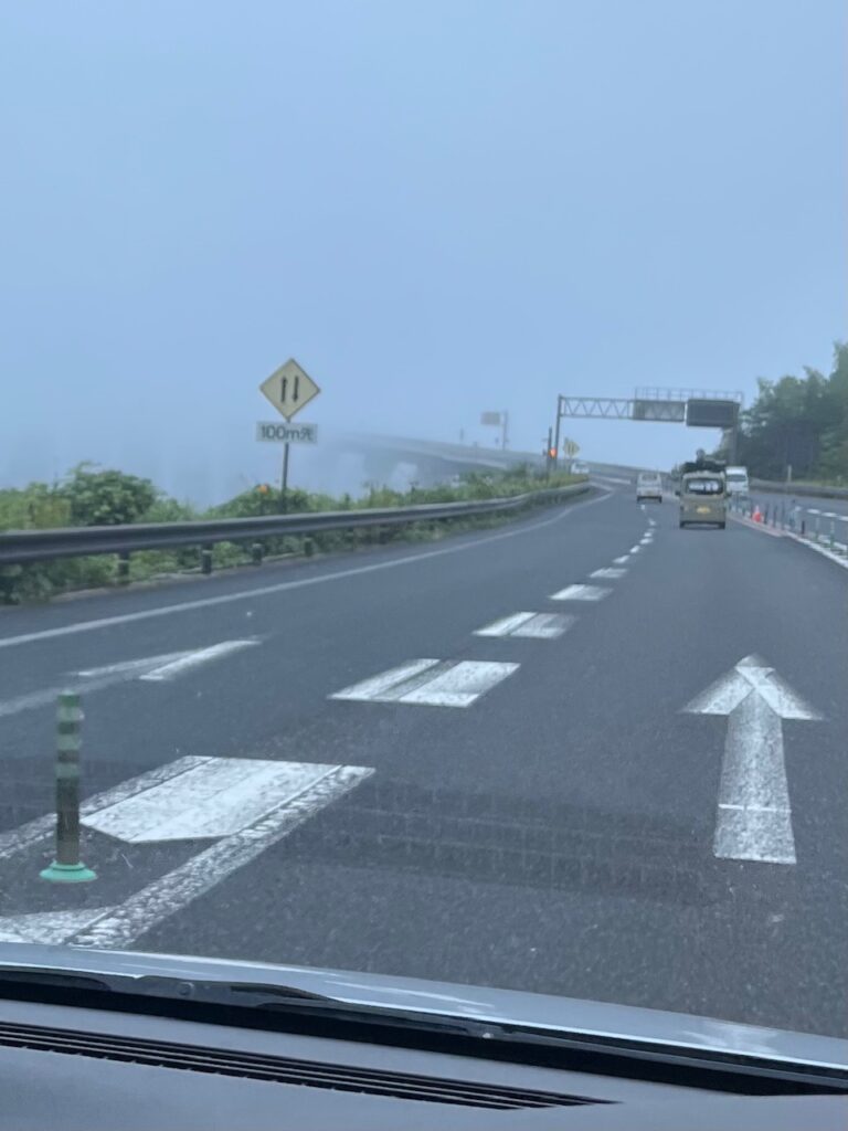 島根県松江市へ仏壇の引越し移動へ向かう松江道で霧のかかった陸橋