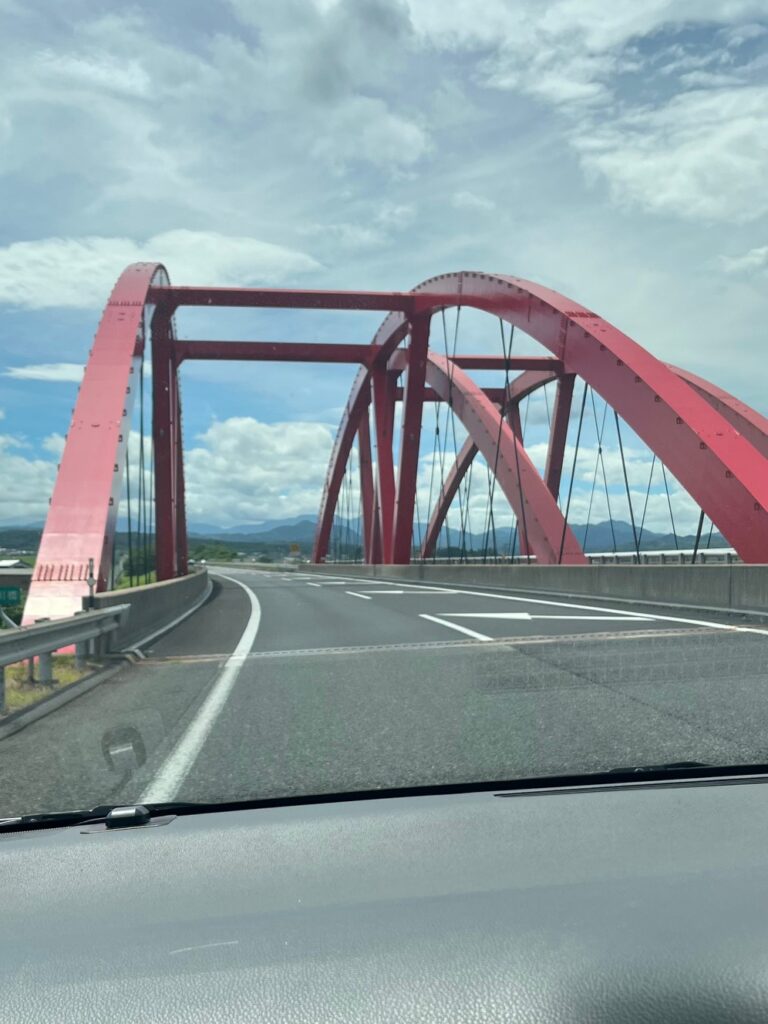 仏壇の引越し移動で通過した米子道の赤い陸橋