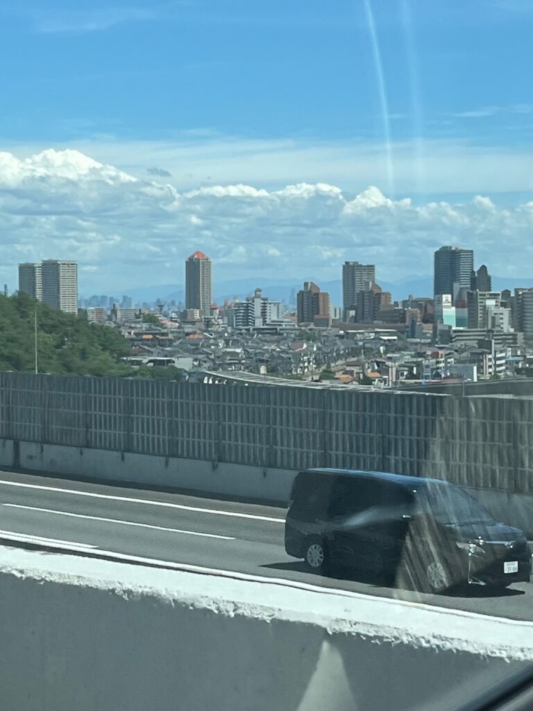 仏壇の引越し移動運搬中に中国道から見える神戸の街並み