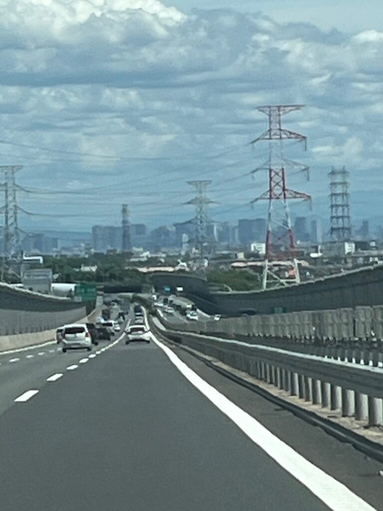 仏壇の引越し移動運搬中に中国道から見える大阪梅田のビル群