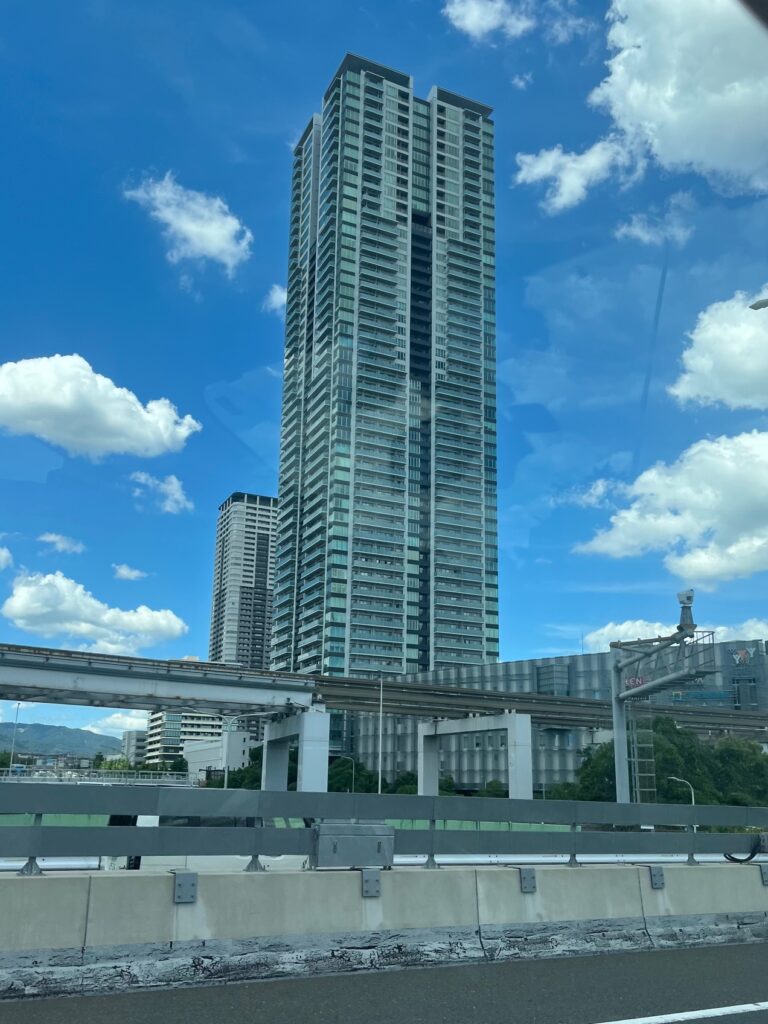 大阪郊外にそびえ立つ高層タワーマンション