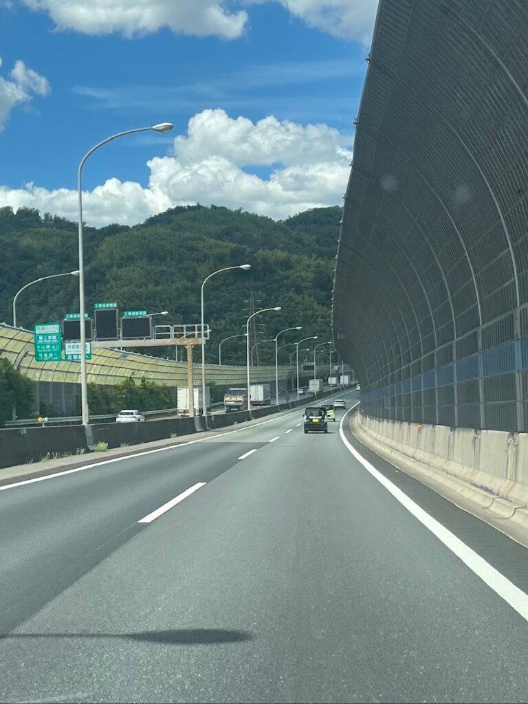 仏壇の引越し移動運搬中の名神高速道路の風景