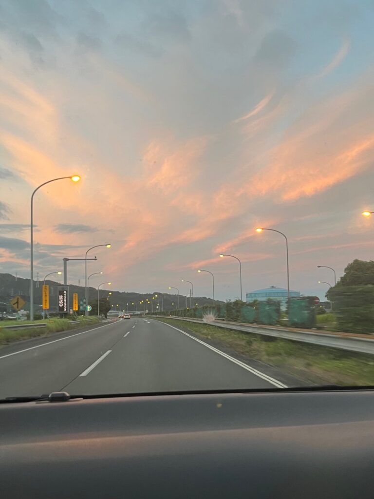 東京に向かう仏壇の引越し移動運搬中に見えた静岡県の夕暮れと高速道路の街灯