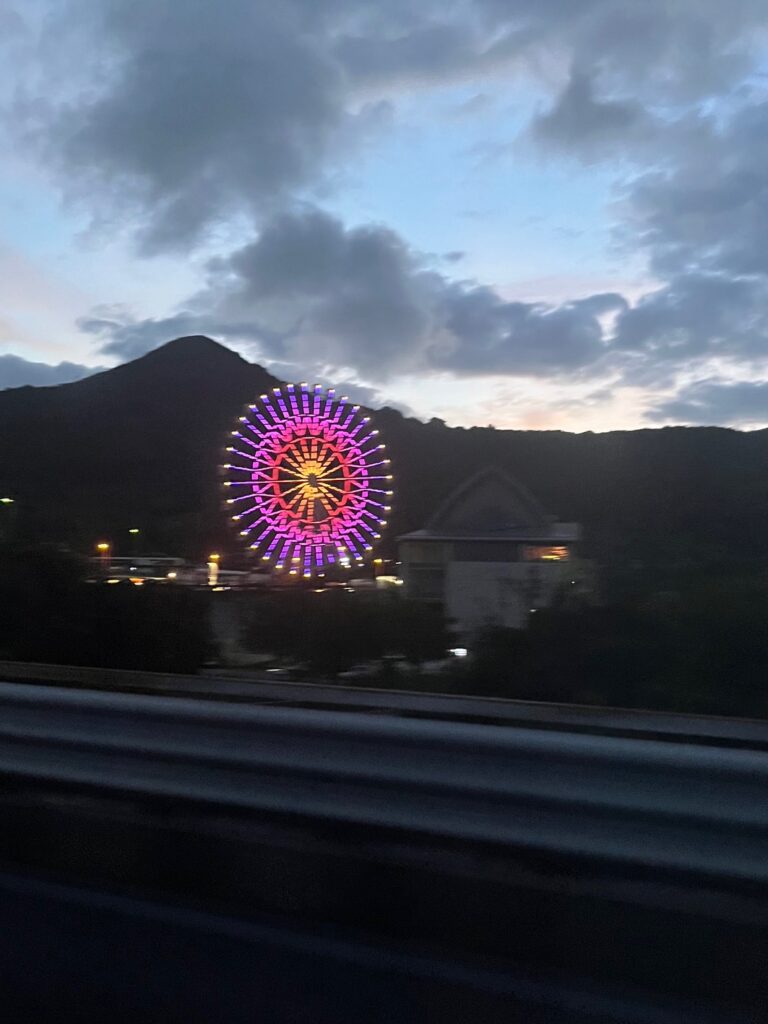 仏壇の引越し移動運搬中に見えた静岡県、富士川サービスエリアのライトアップされた観覧車