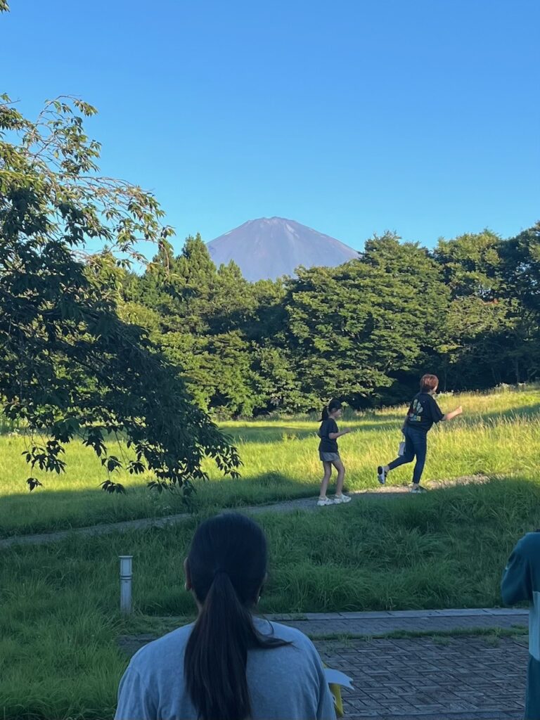 東京へ向かう仏壇の引越し移動運搬中に立ち寄った足柄サービスエリアで見えた富士山