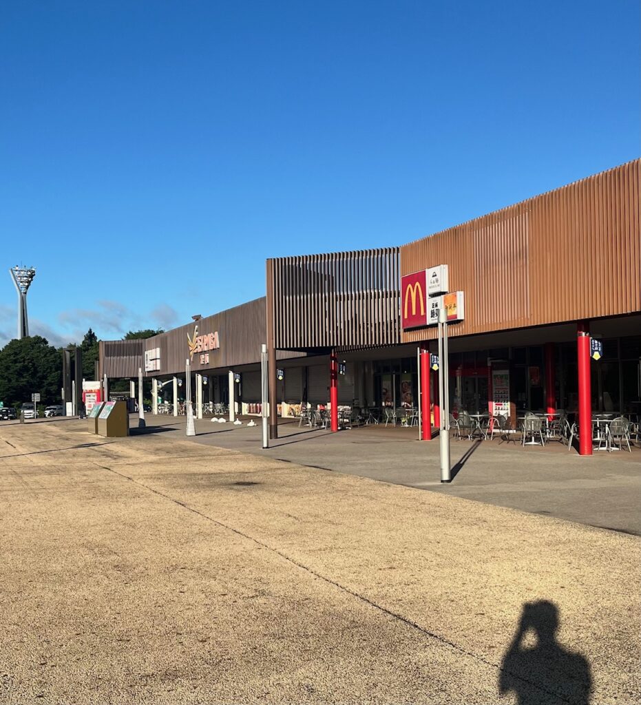 東京へ向かう仏壇の引越し移動運搬中に立ち寄った足柄サービスエリアのレストラン