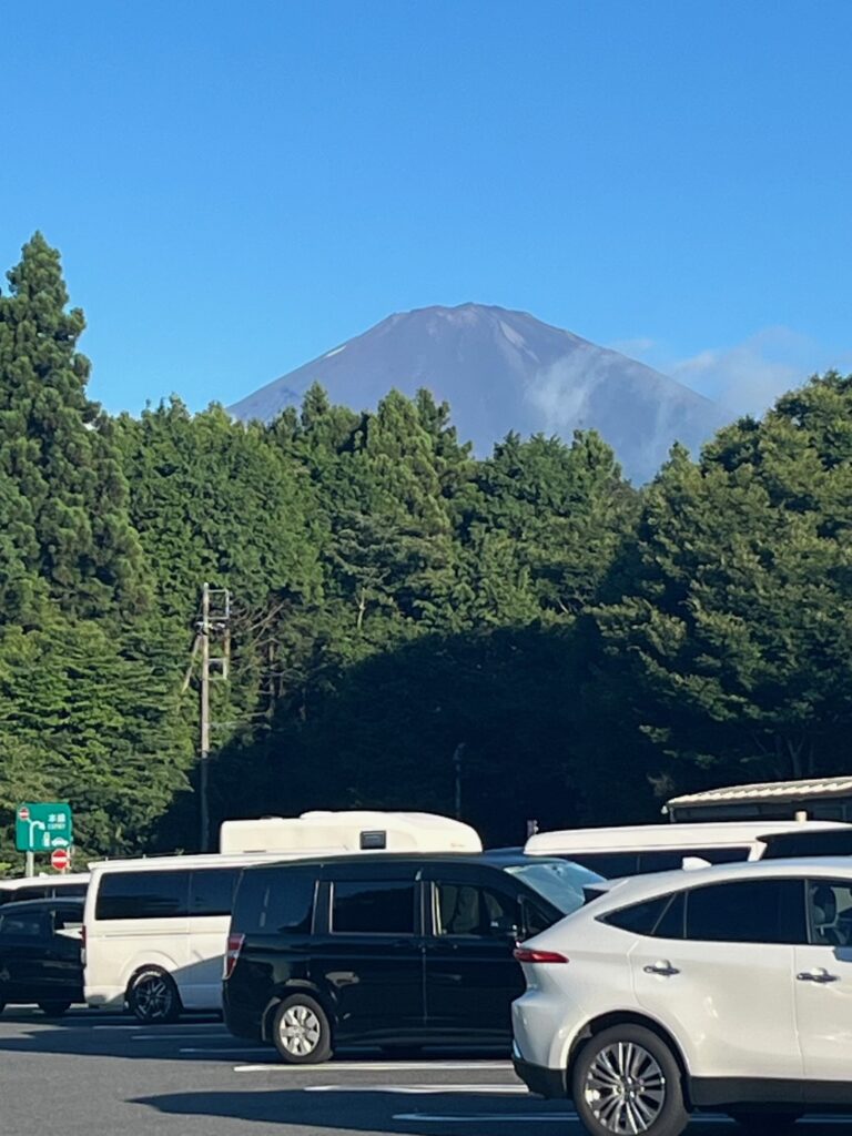 東京へ向かう仏壇の引越し移動運搬中に立ち寄った足柄サービスエリアの駐車場から見えた富士山