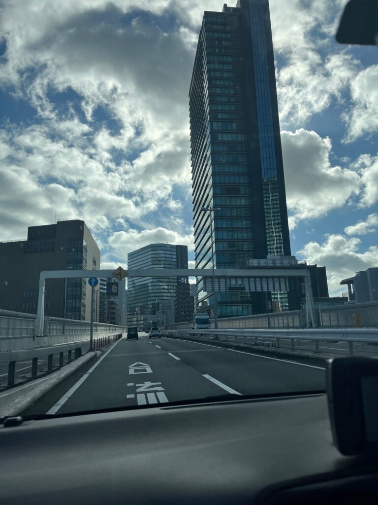 東京へ向かう仏壇の引越し移動運搬中の首都高速から見える高層ビル群