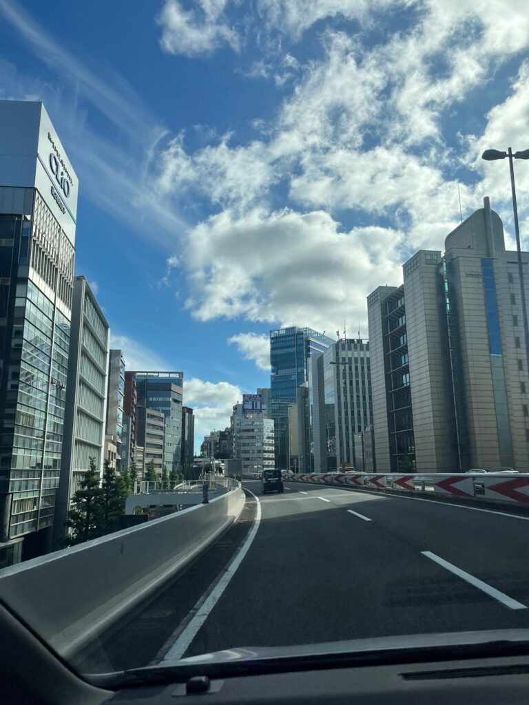 東京へ向かう仏壇の引越し移動運搬中の首都高速から見える高層ビル群