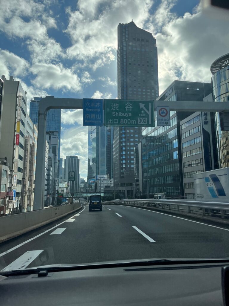 東京へ向かう仏壇の引越し移動運搬中の首都高速渋谷線から見える高層ビル群