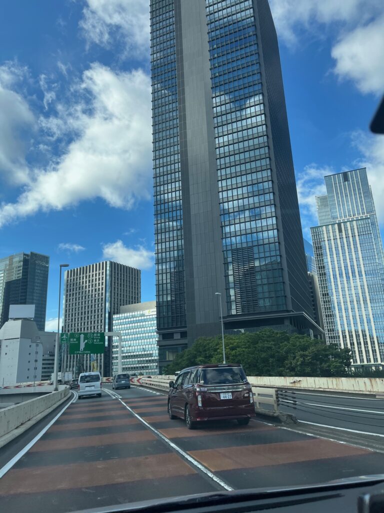 東京へ向かう仏壇の引越し移動運搬中の首都高速から見える高層ビル群