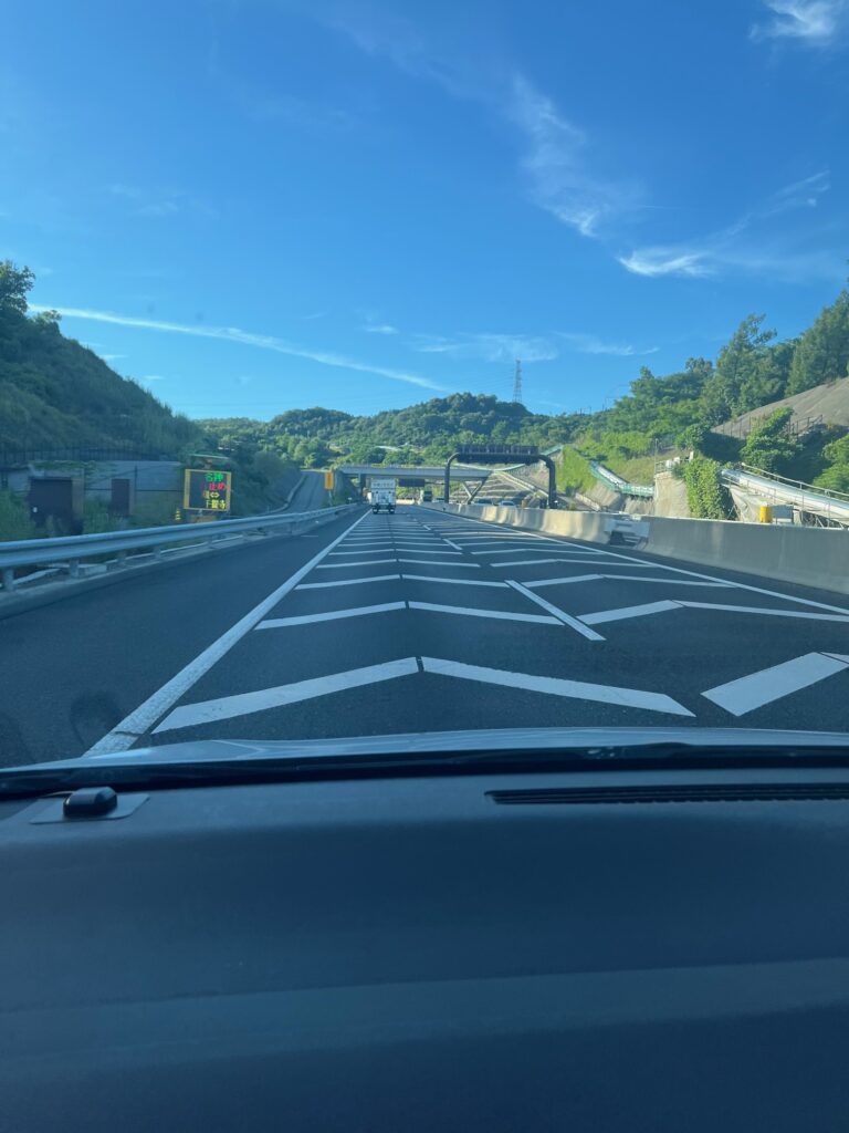 島根県松江市から東京都江戸川区へ仏壇引越し移動運搬した後の帰路の京都府名神高速道路の新しく広い道路