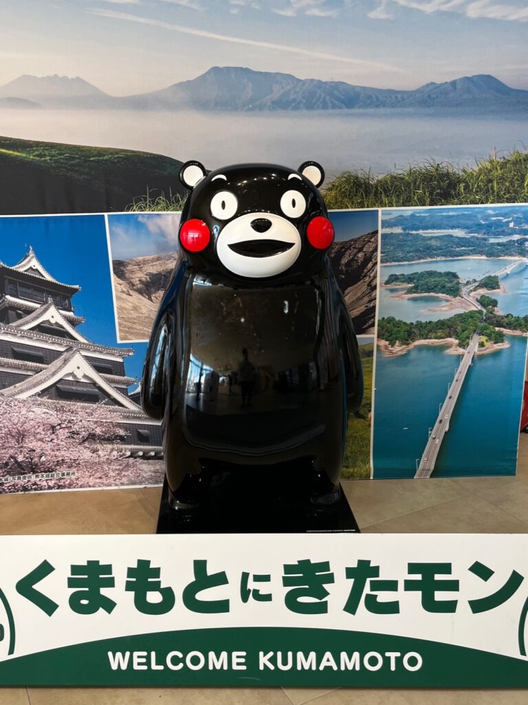 北熊本サービスエリアの入口にある、熊本のマスコットキャラクターのくまモン