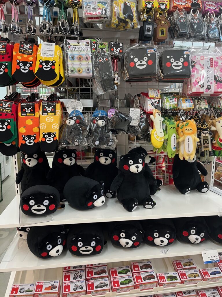 熊本のマスコットキャラクターのくまモングッズのコーナー