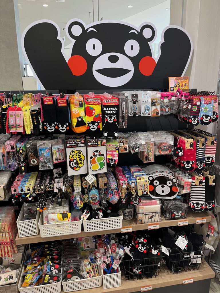 熊本のマスコットキャラクターのくまモンのお土産コーナー