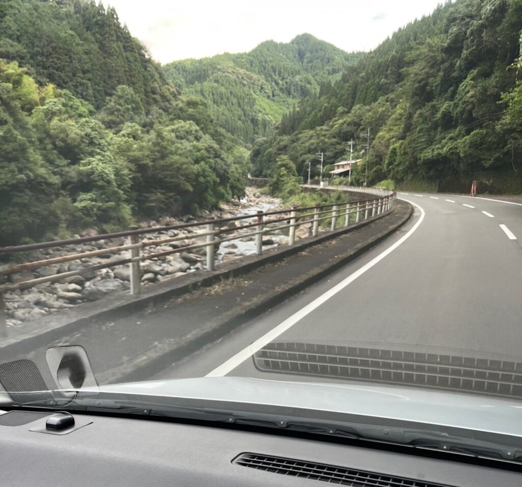 仏壇引っ越し移動運搬で通過した熊本県人吉市の渓流沿いの峠道