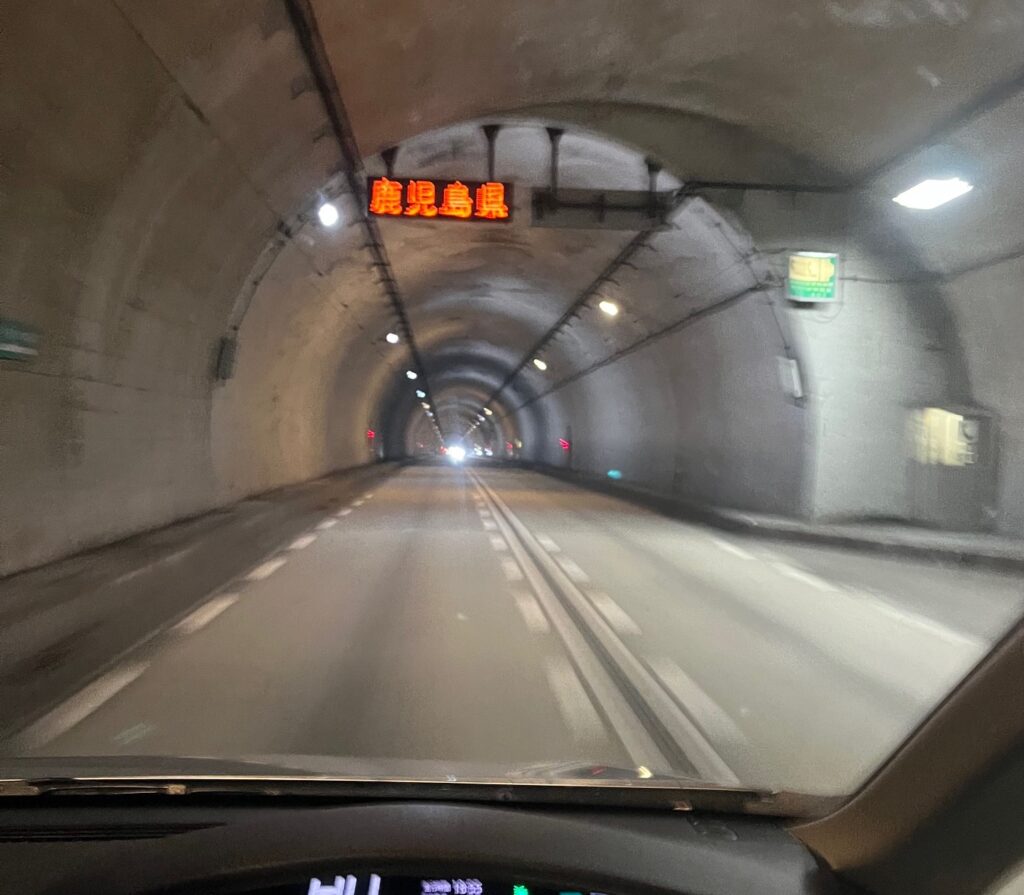 仏壇引っ越し移動運搬で通過した熊本県人吉市の峠道のトンネル内の県境、鹿児島県の看板