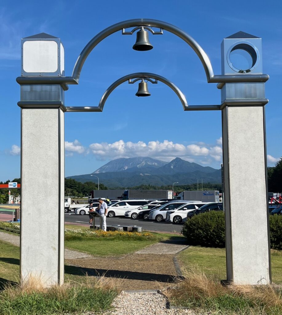 蒜山高原サービスエリアからは中国地方最高峰の「大山」が望める