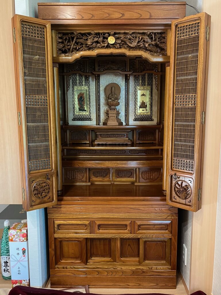 仏壇クリーニングによって本来の輝きに蘇った欅仏壇の全体像