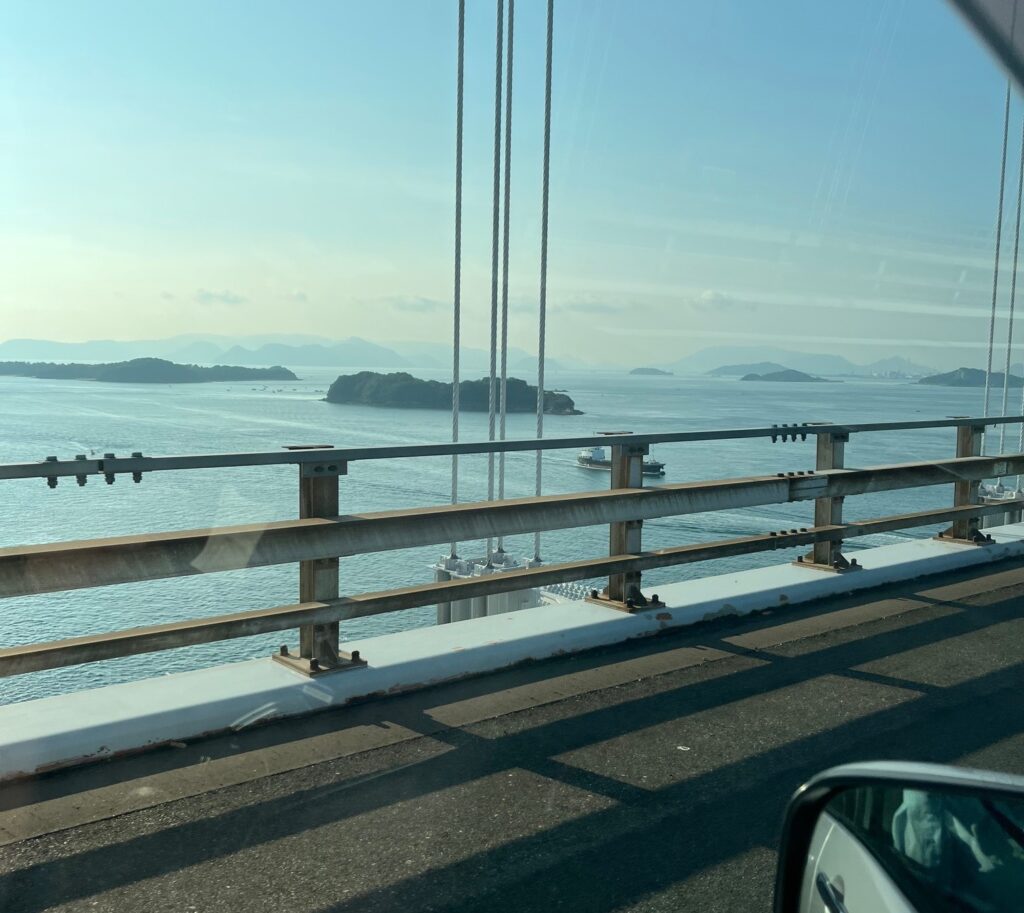 瀬戸大橋から見える瀬戸内海に浮かぶ島々
