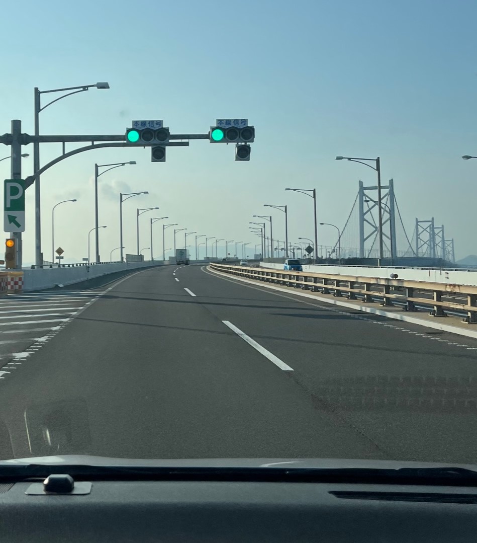 とても長い瀬戸大橋の途中にある珍しい信号