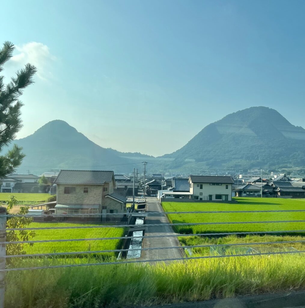 香川県観音寺市の仏壇引っ越し移動、運搬輸送に向かう最中に高松道から見えたなだらかな山