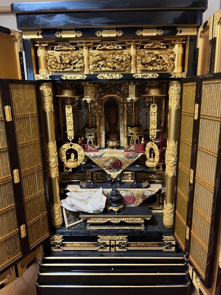 香川県観音寺市の仏壇引っ越し移動、運搬輸送する高さ180㎝幅105㎝の大型金仏壇