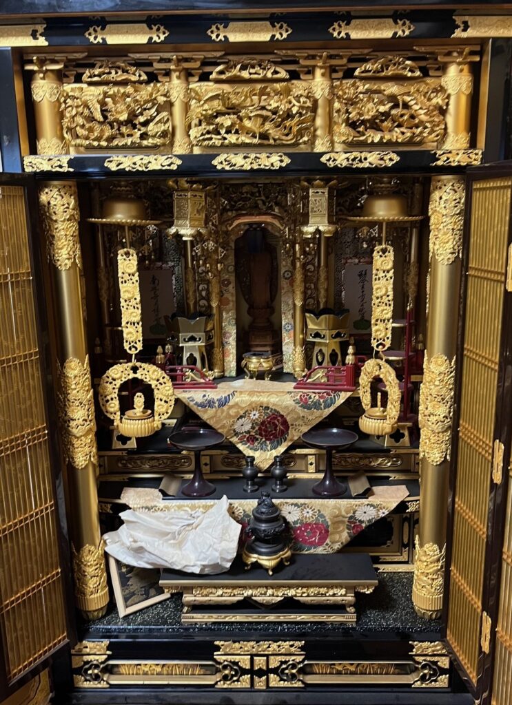 丁寧に組み上げられている仏壇内部の装飾部品