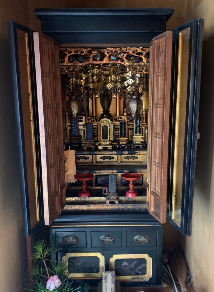 愛知県名古屋市から福岡県福岡市へ引っ越し移動、運搬輸送する仏壇。全体的にくすみや痛みがあるが綺麗に修復後、福岡県に移動する