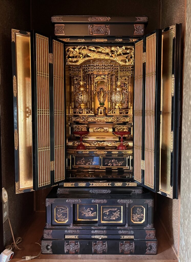 鹿児島県から兵庫県姫路市へ仏壇修復、仏壇引越し・移動、運搬輸送の修復前の煤や埃でくすんだ金仏壇