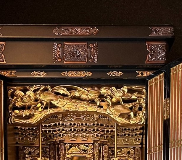 仏壇修復、仏壇引越し・移動、運搬輸送で洗浄修復前の漆部分。煤や埃で艶が消えくすんでいる