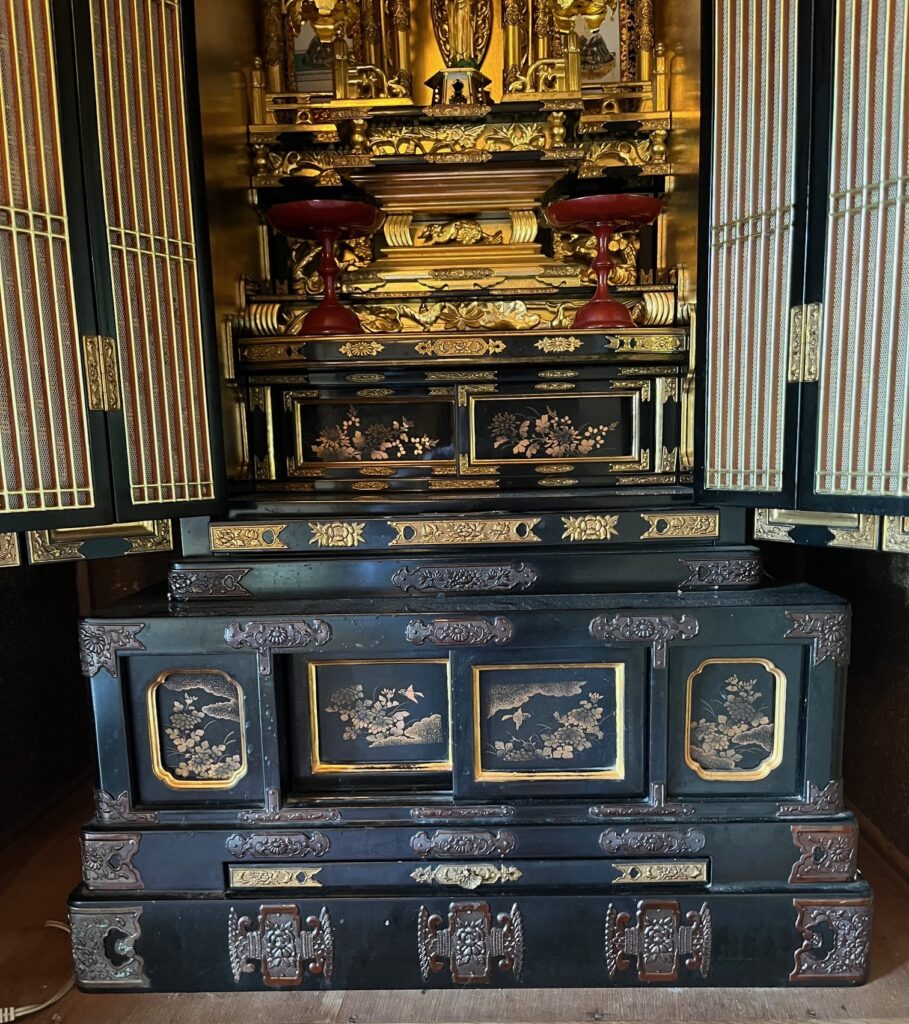 仏壇修復、仏壇引越し・移動、運搬輸送で洗浄修復前の下台部分。漆はくすみ、金箔も部分的に剥がれている