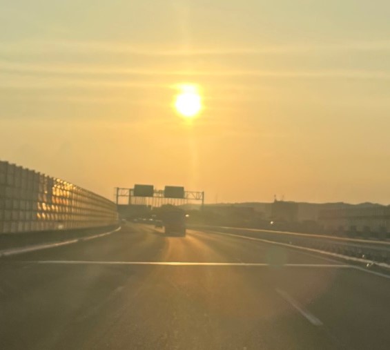 仏壇引っ越し移動、運搬輸送のため愛知県名古屋市に向かう最中に見えた綺麗な朝日