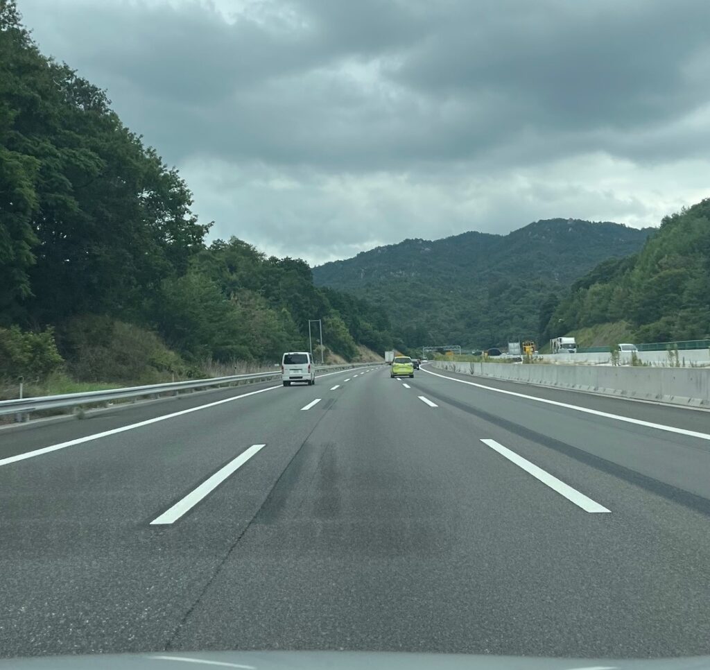 仏壇引っ越し移動、運搬輸送で愛知県名古屋市に向買う最中で通った3車線で広く走りやすい新名神高速道路