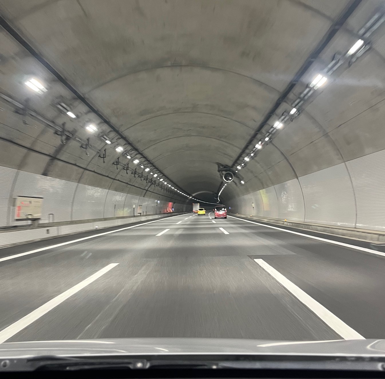 同じく仏壇引っ越し移動、運搬輸送で愛知県名古屋市に向買う最中で通った3車線で広く走りやすい新名神高速道路のトンネルの中