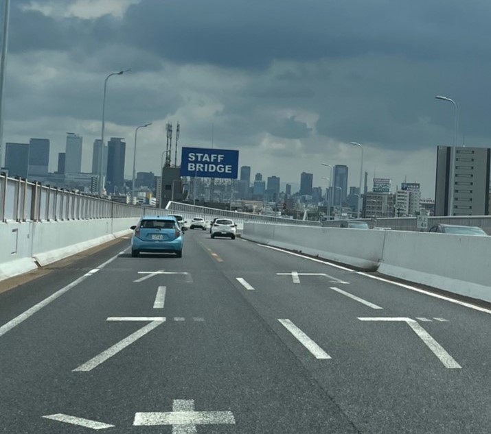 仏壇引っ越し移動、運搬輸送で愛知県名古屋市に入り目の前には名古屋中心部の壮大なビル群が広がる