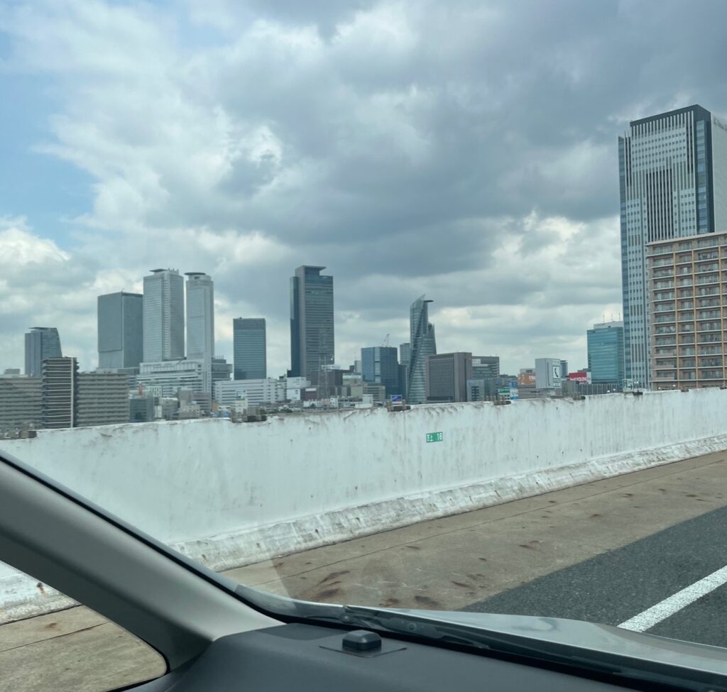 仏壇引っ越し移動、運搬輸送で愛知県名古屋市に入り名古屋高速都心環状線から見えた名古屋駅周辺のビル群