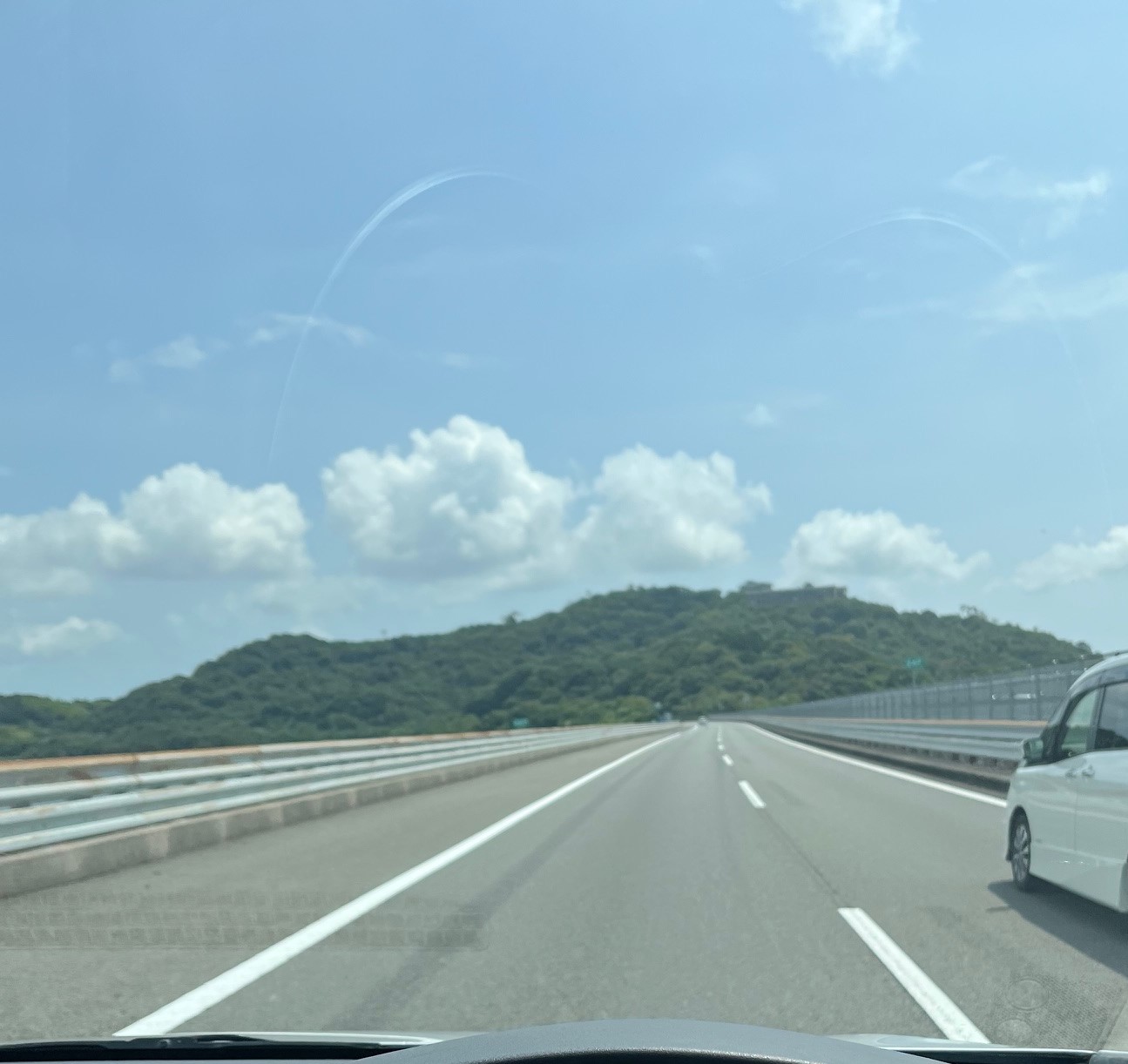 千葉県船橋市で仏壇引越し・移動、運搬輸送に向かう最中の静岡県浜松市にある湖、浜名湖に挟まれた東名高速道路を通過