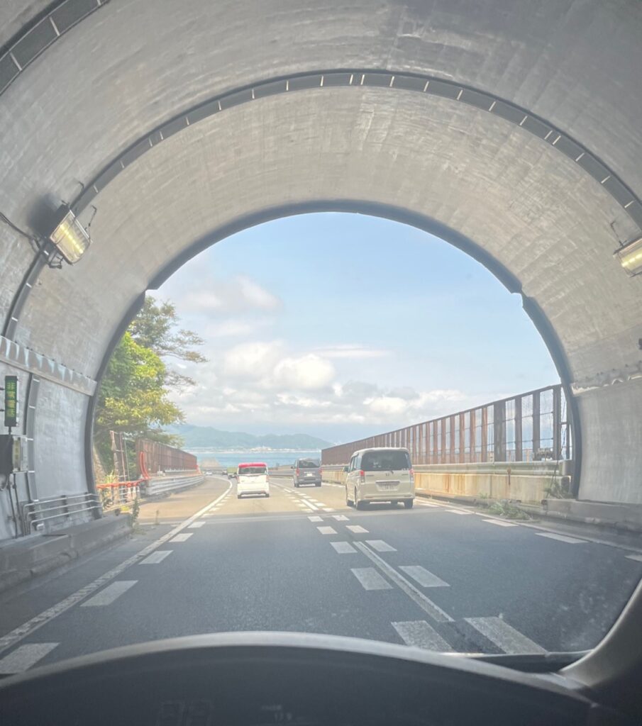 千葉県船橋市で仏壇引越し・移動、運搬輸送に向かう最中に通過した駿河湾手前のトンネル