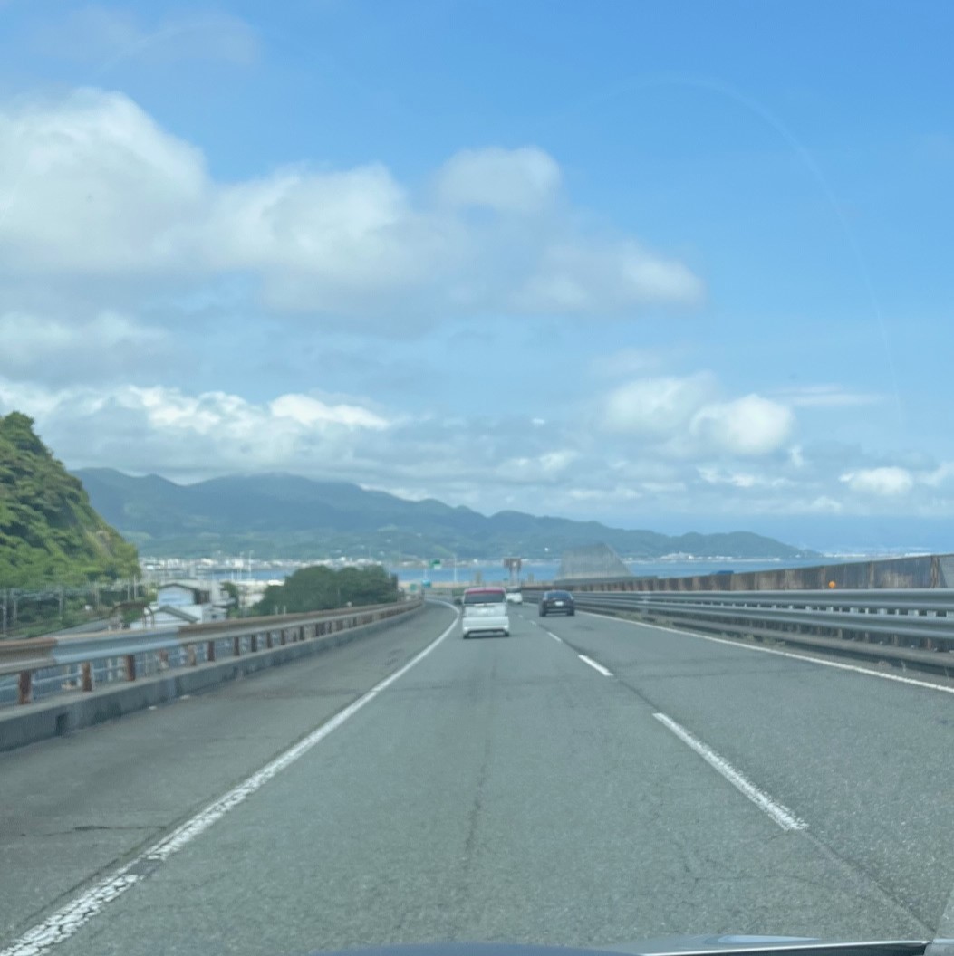 千葉県船橋市で仏壇引越し・移動、運搬輸送に向かう最中に東名高速から見えた駿河湾