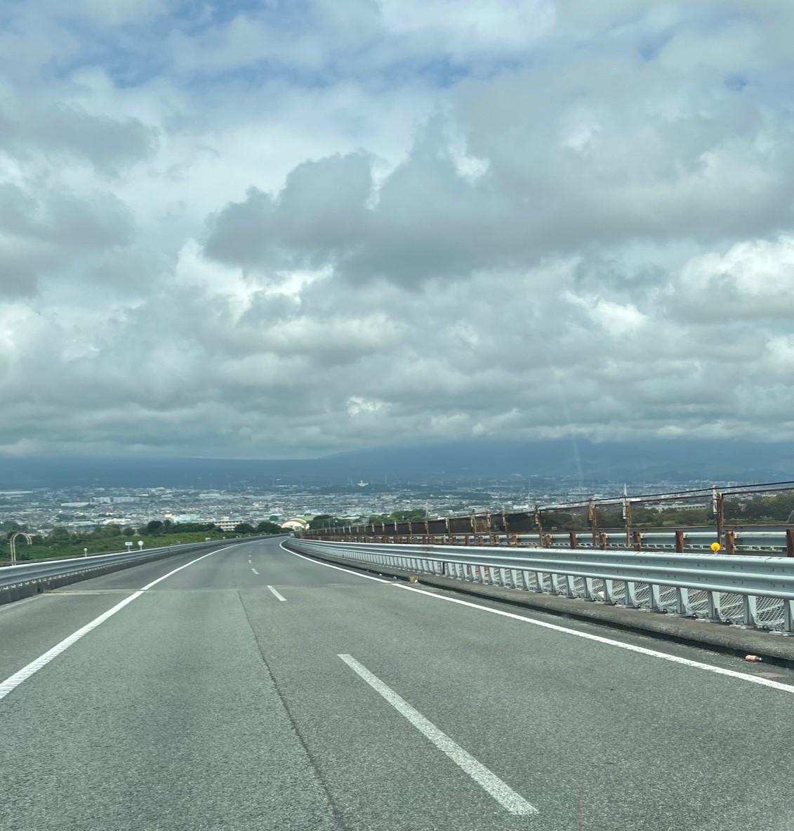 千葉県船橋市で仏壇引越し・移動、運搬輸送に向かう最中に東名高速から見えた富士市の街並み。晴れていれば富士山も見える。